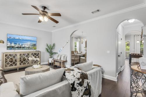un soggiorno con un divano e un ventilatore a soffitto di 137 Golf Villa Dr - Villa Coastalotta a Santa Rosa Beach