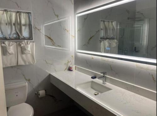 Koupelna v ubytování Cortsland Hotel