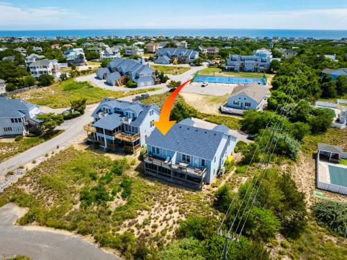 Jay CrestにあるNewly Listing Renovated bungalow steps from waterの家の航空写真。黄色の矢印が家を指しています。