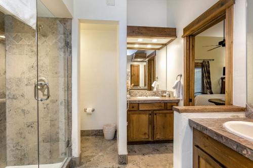 een badkamer met douche en wastafel bij Antlers at Vail Resort in Vail