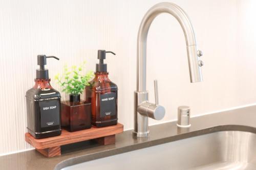 Fotografie z fotogalerie ubytování Urban Chic Home 10 Min from Disneyland With Pool & GYM v destinaci Tustin