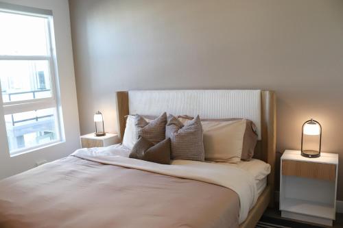 Postel nebo postele na pokoji v ubytování Urban Chic Home 10 Min from Disneyland With Pool & GYM