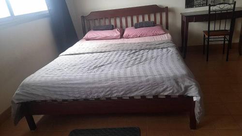 Postel nebo postele na pokoji v ubytování Ally home 12 23