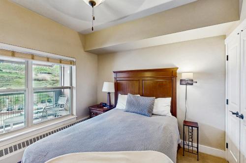 Postel nebo postele na pokoji v ubytování Base Camp One 413