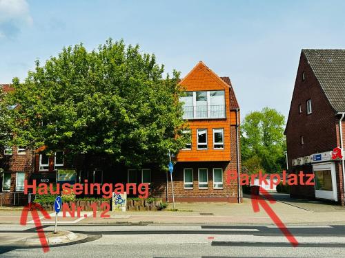 ein orangefarbenes Gebäude an der Straßenseite in der Unterkunft Etagen-Wohnung nahe Flughafen Hamburg in Norderstedt