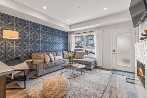 Khu vực ghế ngồi tại Rockies Escape for Groups with Hot tub and Pool