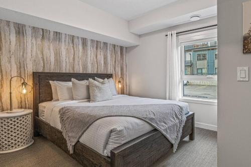 Giường trong phòng chung tại Rockies Escape for Groups with Hot tub and Pool