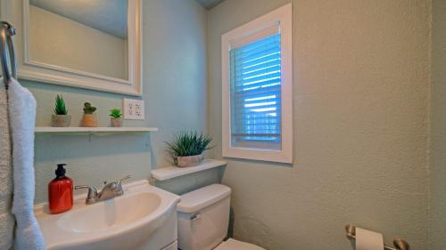 Koupelna v ubytování Walk to Shops Near Dining Beach Central Port A Location Casa Coconut by AvantStay