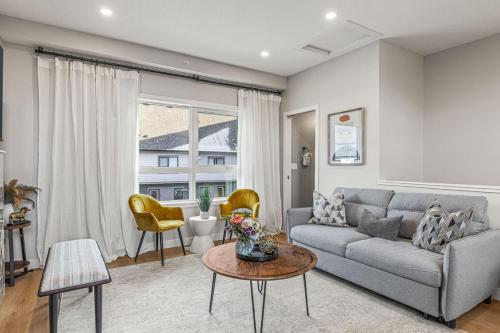 una sala de estar con un sofá y una mesa en 3BR with Stunning Views Self Check-In and Free Parking, en Canmore