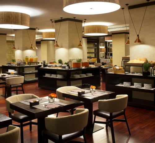 博洛尼亚星际埃克纱修酒店的一间有桌椅的餐厅