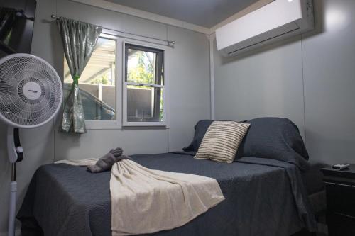 Giường trong phòng chung tại Coqui Tiny House - Unit 2