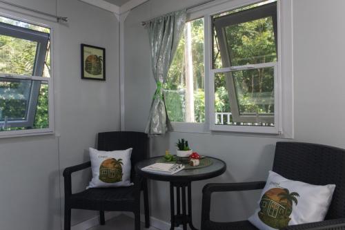 Khu vực ghế ngồi tại Coqui Tiny House - Unit 2