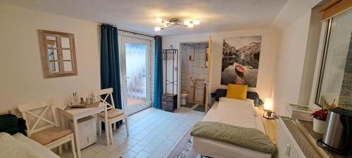 una sala de estar con un sofá y una mesa en Private 1-2,5 -Zimmer-Wohnung mit Terrasse, en Zülpich
