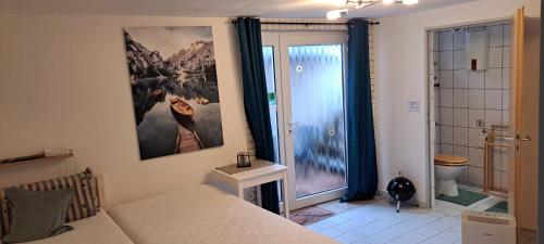 Una pequeña habitación con una cama y un baño. en Private 1-2,5 -Zimmer-Wohnung mit Terrasse, en Zülpich