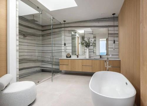 Ένα μπάνιο στο Luxury Beachfront Villa W. Stunning Pacific Views