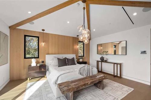 Postel nebo postele na pokoji v ubytování Stunning 5BR in Studio City W. Pool, and Jacuzzi