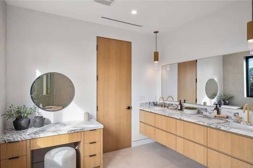 Fotografie z fotogalerie ubytování Stunning 5BR in Studio City W. Pool, and Jacuzzi v Los Angeles