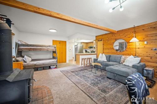 Et opholdsområde på Ski Hill Views and Cozy Fireplace in Brianhead