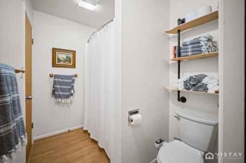 Et badeværelse på Ski Hill Views and Cozy Fireplace in Brianhead