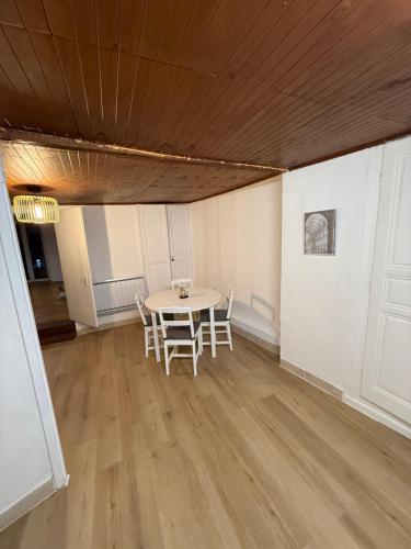 een kamer met een tafel en stoelen. bij Face au chateau in Vizille