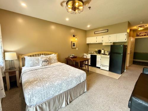 a large bedroom with a bed and a kitchen at Studio Apt with stunning Mountain Views in Lincoln