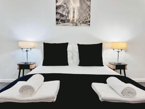 ブラッドフォードにあるCosy 1 bed flat, sleeps 4, free parkingのベッドルーム1室(大型ベッド1台、ランプ2つ付)