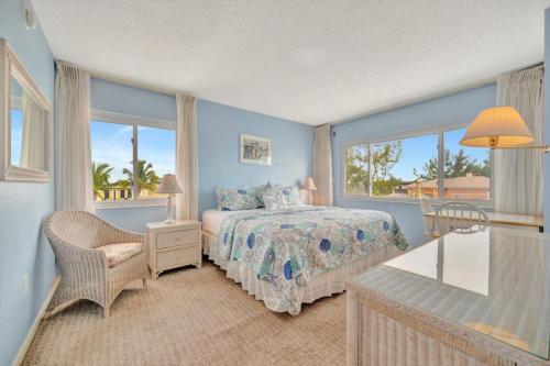 En eller flere senge i et værelse på Martinique Cheer-Monthly-On the Sand