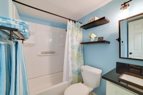 Koupelna v ubytování Pool and Direct Beach Access Corpus Christi Escape