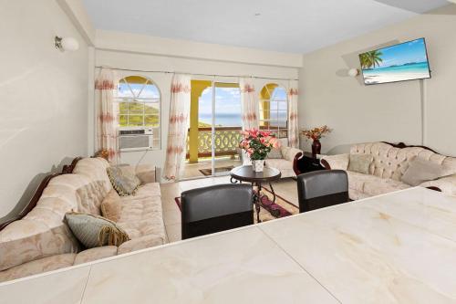 Posezení v ubytování Oceanfront View • Balconies • Free Parking