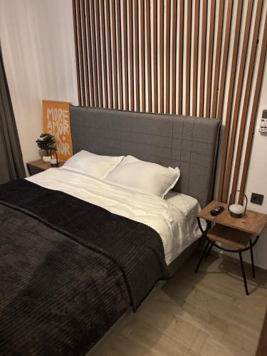 Postel nebo postele na pokoji v ubytování Bright Modern Flat - Pool & Garden Near Shops