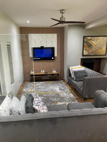 TV a/nebo společenská místnost v ubytování Ekhaya