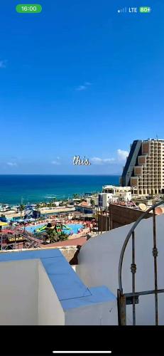 uitzicht op het strand vanaf het balkon van een gebouw bij Villa ziari in Skikda