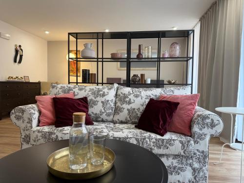 una sala de estar con un sofá y una mesa en Veleslaveenka, en Plzeň