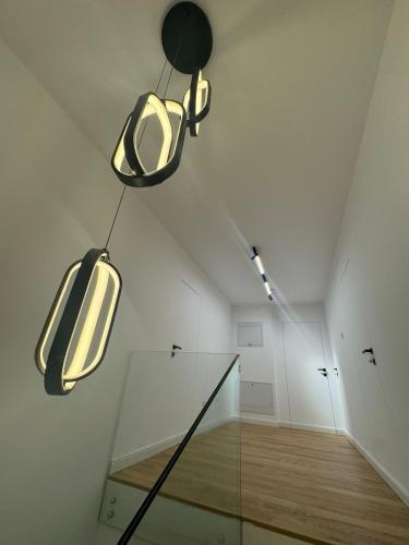 twee lichten aan het plafond in een kamer bij Knight Home in Voluntari