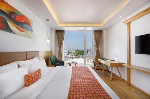Una habitación de hotel con una cama grande y una ventana grande. en Hotel Anuttara, Boudha, en Baudhatinchule