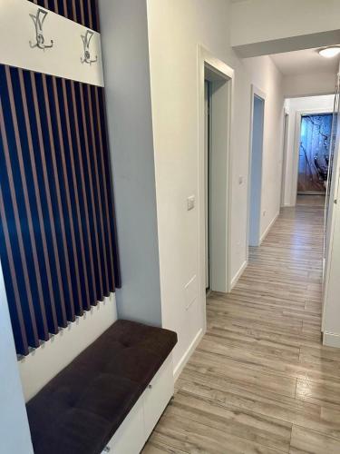 ein Flur mit weißen Wänden und einem schwarzen Vorhang in der Unterkunft Apartament silver in Craiova