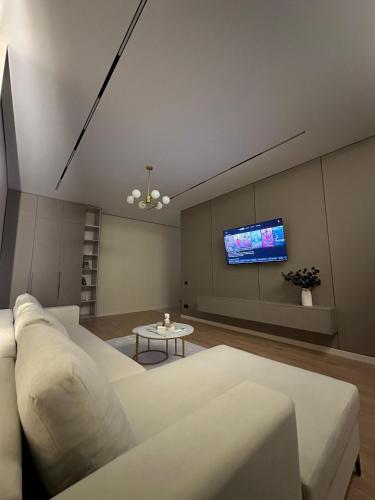 TV a/nebo společenská místnost v ubytování Luxury Apartment in Buqar Jyrau