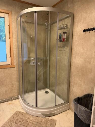 eine Dusche mit Glastür im Badezimmer in der Unterkunft Solstad in Senja