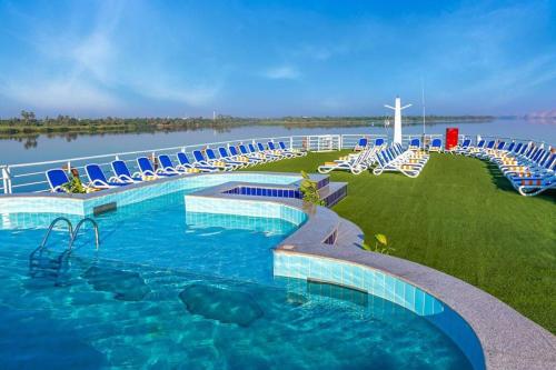 Bazén v ubytování Nile Cruise 3 Nights Aswan to Luxor Adventure nebo v jeho okolí