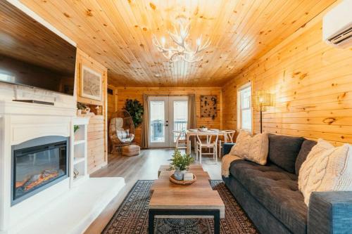 ein Wohnzimmer mit Couch und Kamin in der Unterkunft Creekside Hocking Hills Cabin-Game Shed Hot Tub in South Bloomingville