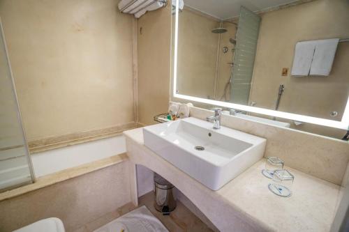 Koupelna v ubytování Nile Cruise 3 Nights Aswan to Luxor Adventure