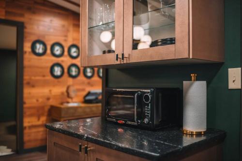 eine Küchentheke mit einer Mikrowelle und einem Papierhandtuch in der Unterkunft Emerald Edge Hocking Hills Midcentury Cabin & Hot Tub in South Bloomingville