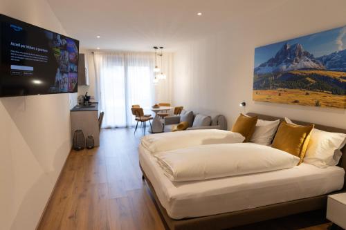 ブレッサノーネにあるecHo Apartments & SPAのベッド2台とソファのあるリビングルーム