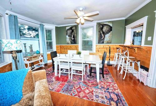 een woonkamer met een eettafel en stoelen bij Nell's Place in Cincinnati