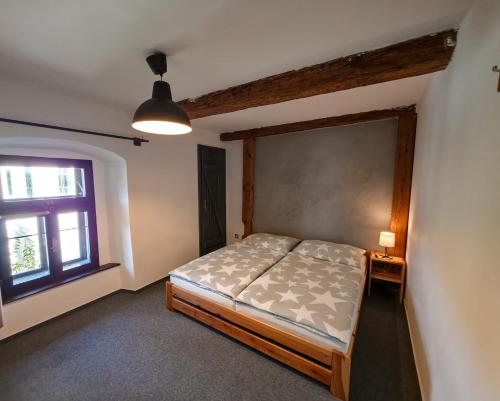 Postel nebo postele na pokoji v ubytování Pivovar Mlýn