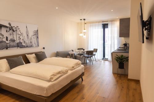 Postel nebo postele na pokoji v ubytování ecHo Apartments & SPA