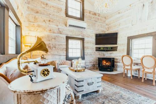 ein Wohnzimmer mit einer Steinmauer in der Unterkunft Victorian French Cottage - Hot Tub in Hocking Hills in South Bloomingville