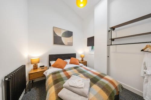 a bedroom with a bed and a desk with two lamps at Elevated Escape - Hot tub, sauna, rooftop terrace in Seabrook