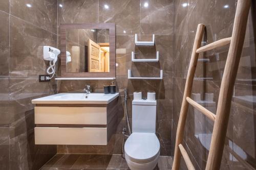 a bathroom with a toilet and a sink and a mirror at Lyxig oas i Medina och fantastisk terrass in Marrakech