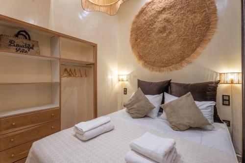 a bedroom with a white bed with towels on it at Lyxig oas i Medina och fantastisk terrass in Marrakech
